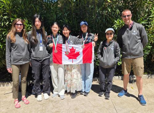  De gauche à droite : Valentina Hideg, Xubai Zhang, Jessie Zhou, Grace Ye, Yilin Li, Ava Pun et Paul McGrath